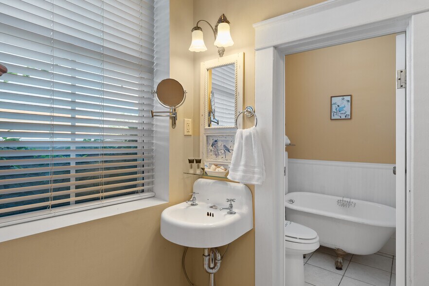 More Photos Of 108 Cumberland St E, Cowan Specialty For Sale