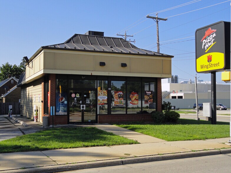 Primary Photo Of 1808 University Ave, Green Bay Restaurant For Sale