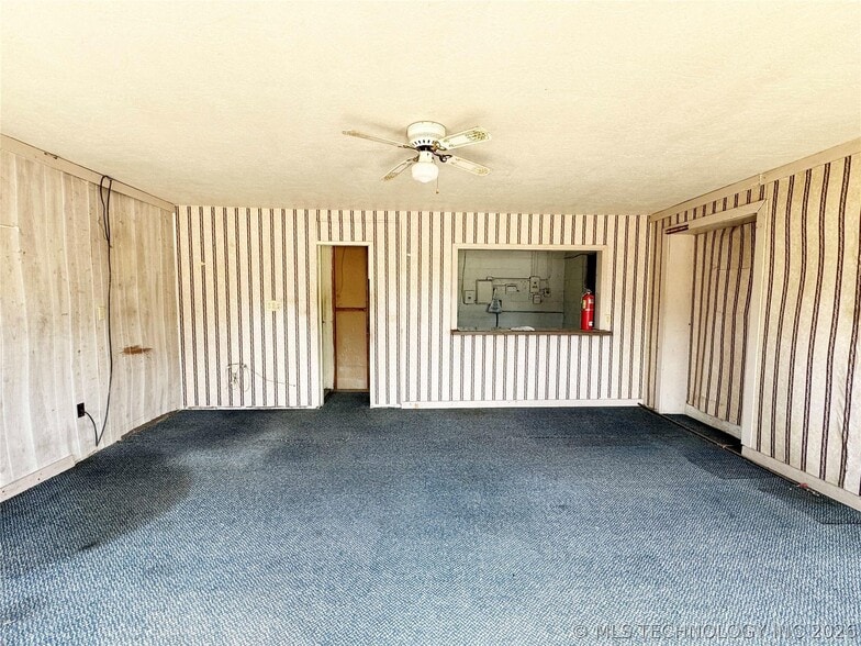 More Photos Of 728 Main St, Cushing Light Distribution For Sale