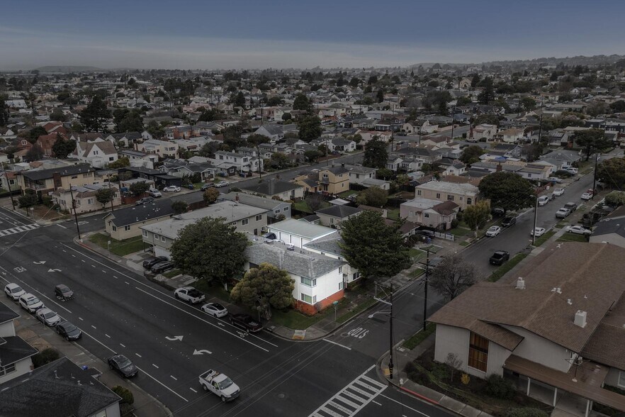 More Photos Of 3321 Barrett Ave, Richmond Apartments For Sale