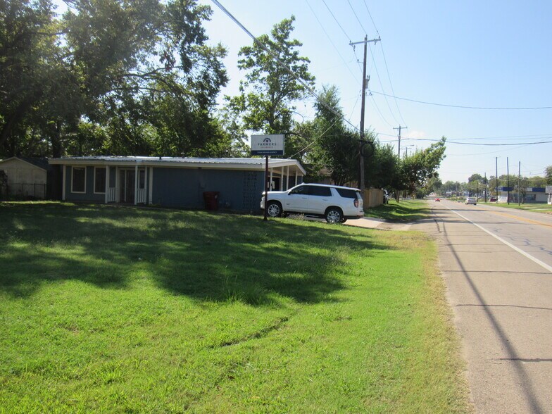 More Photos Of 1802 N Center St, Bonham Office For Sale