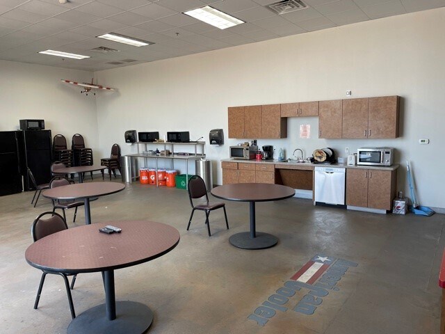 More Photos Of 919 W Mayfield Rd, Arlington Warehouse For Lease