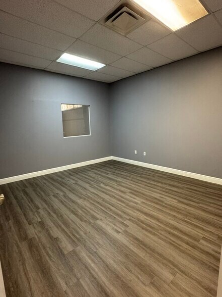 More Photos Of 9507 Palm River Rd, Tampa Warehouse For Lease