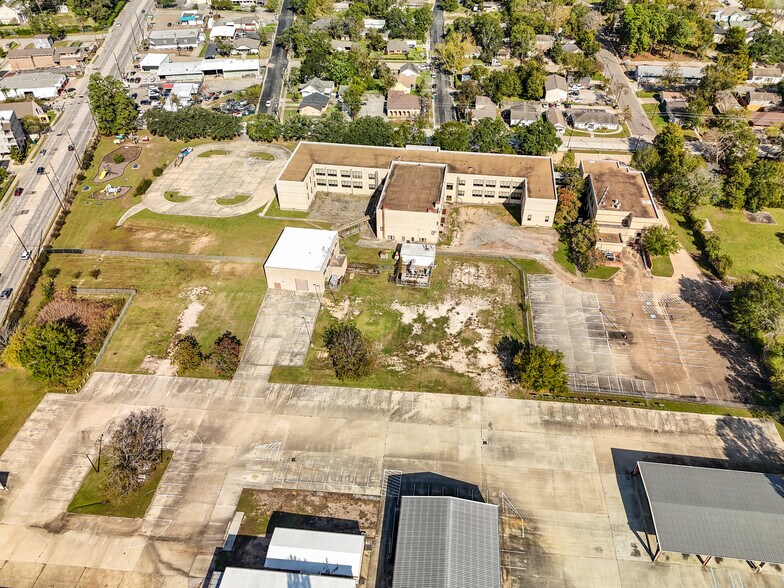 More Photos Of 601 W Lewis St, Conroe Flex For Sale