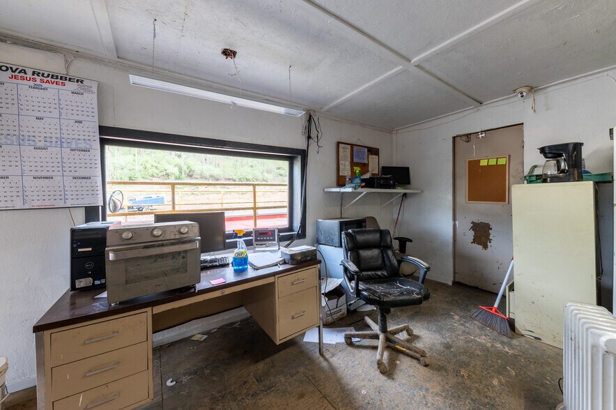 More Photos Of 708 Hawk hwy, Lost Creek Warehouse For Sale