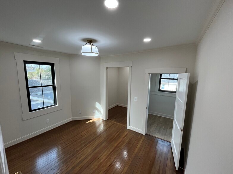More Photos Of 700 Arlington Ave, Greenville Office For Sale