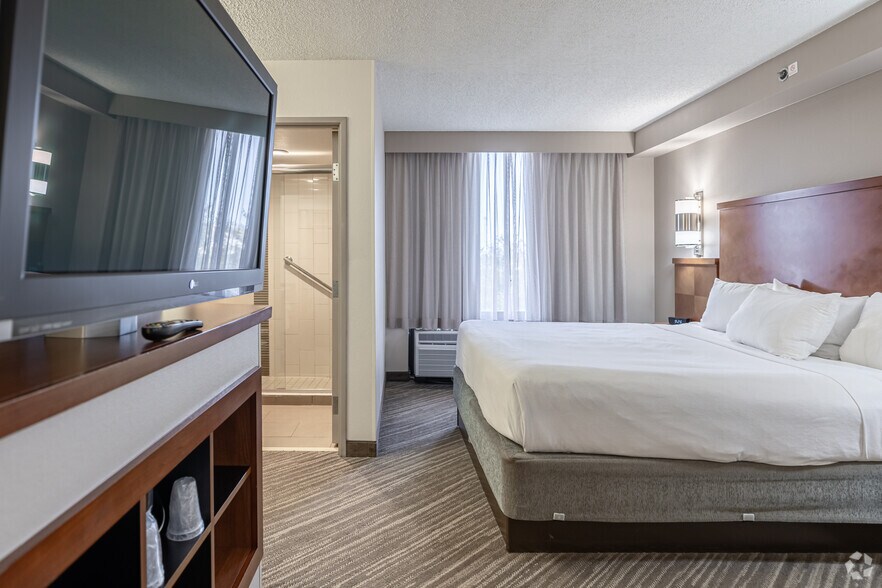 More Photos Of 4610 W Walnut St, Rogers Hotel For Sale