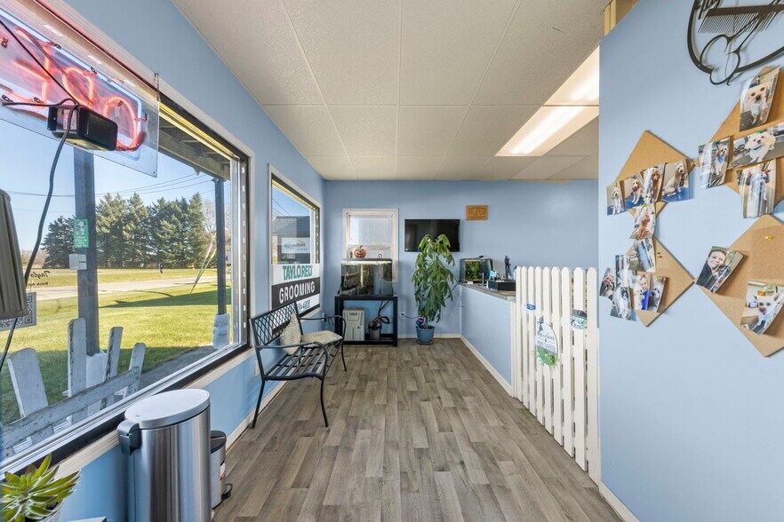 More Photos Of 645 E Lasalle St, Somonauk Showroom For Lease