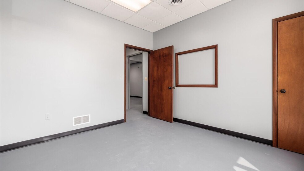 More Photos Of 1101 Woodlawn Ave, Cambridge Warehouse For Sale