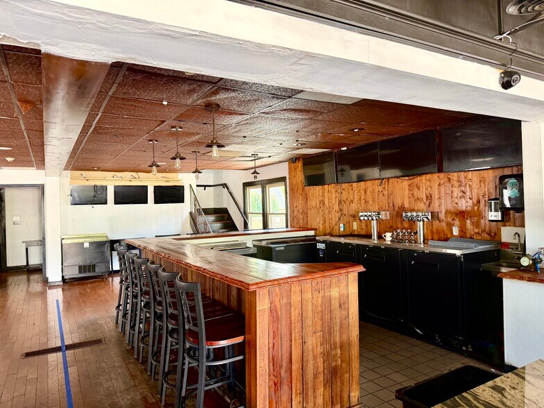 More Photos Of 2515 Far Hills Ave, Oakwood Restaurant For Lease