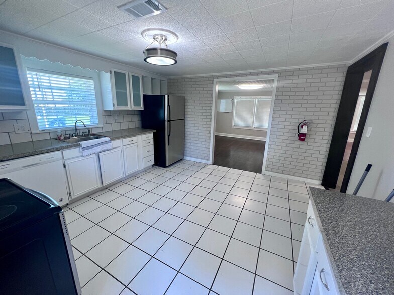 More Photos Of 2506 Anders Ln, Kemah Medical For Lease