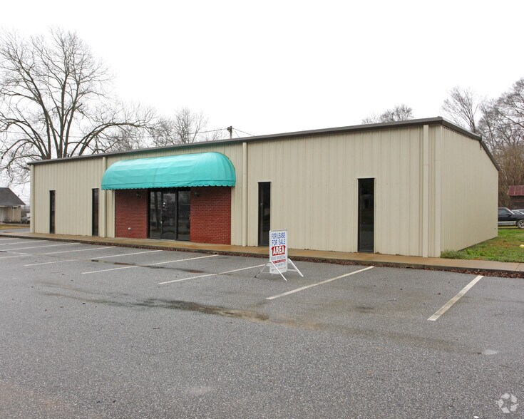 Primary Photo Of 220 E 3rd St, Sylacauga Medical For Sale