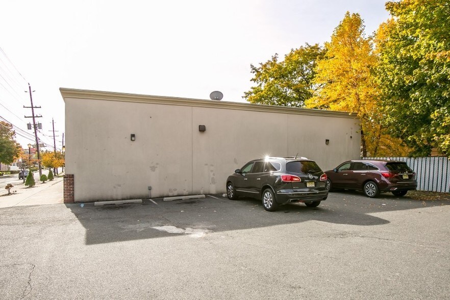 More Photos Of 10-16 River Rd, Fair Lawn Freestanding For Lease