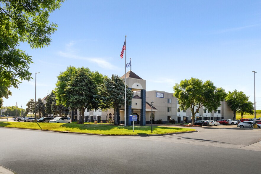 More Photos Of 1244 Canterbury Rd, Shakopee Hotel For Lease