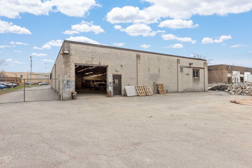 More Photos Of 7 Enterprise Ave, Ottawa Warehouse For Lease
