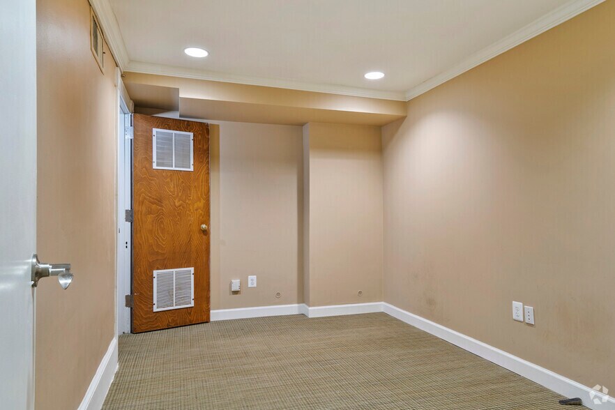 More Photos Of 1906 Sunderland Pl NW, Washington Office Residential For Sale