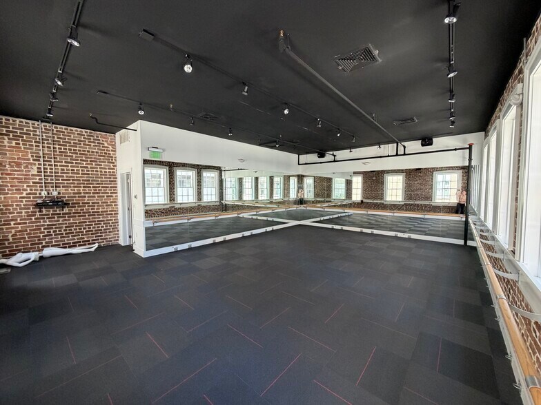 More Photos Of 10 Whitaker St, Savannah Storefront Retail Residential For Lease