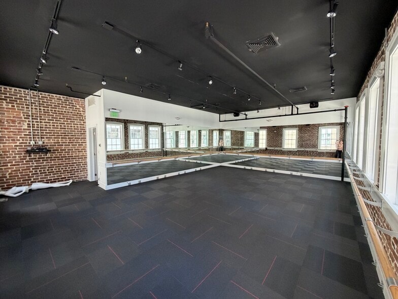 More Photos Of 10 Whitaker St, Savannah Storefront Retail Residential For Lease