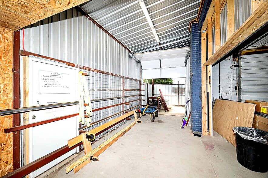 More Photos Of 406 W Wise St, Bowie Industrial For Sale