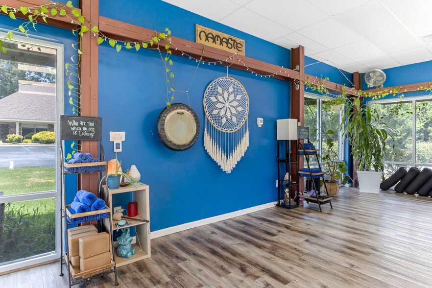 More Photos Of 414 W Fernwood Dr, Simpsonville General Retail For Sale