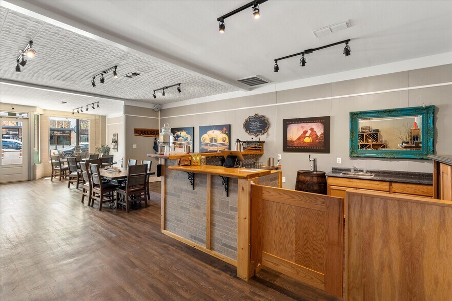 More Photos Of 223 Main St, Sulphur Springs Storefront For Lease