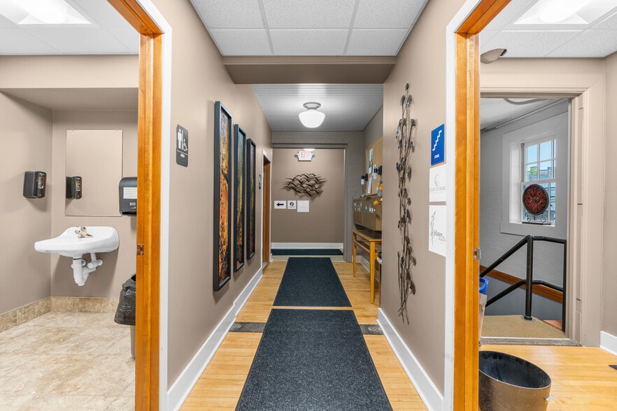 More Photos Of 416 George St, De Pere Office For Sale