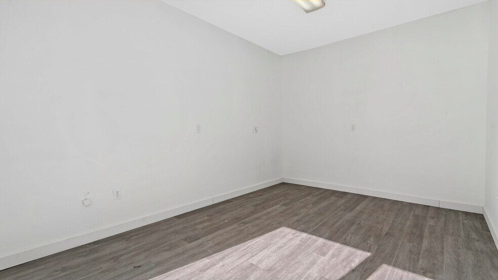 More Photos Of 12165 Metro Pky, Fort Myers Light Manufacturing For Lease