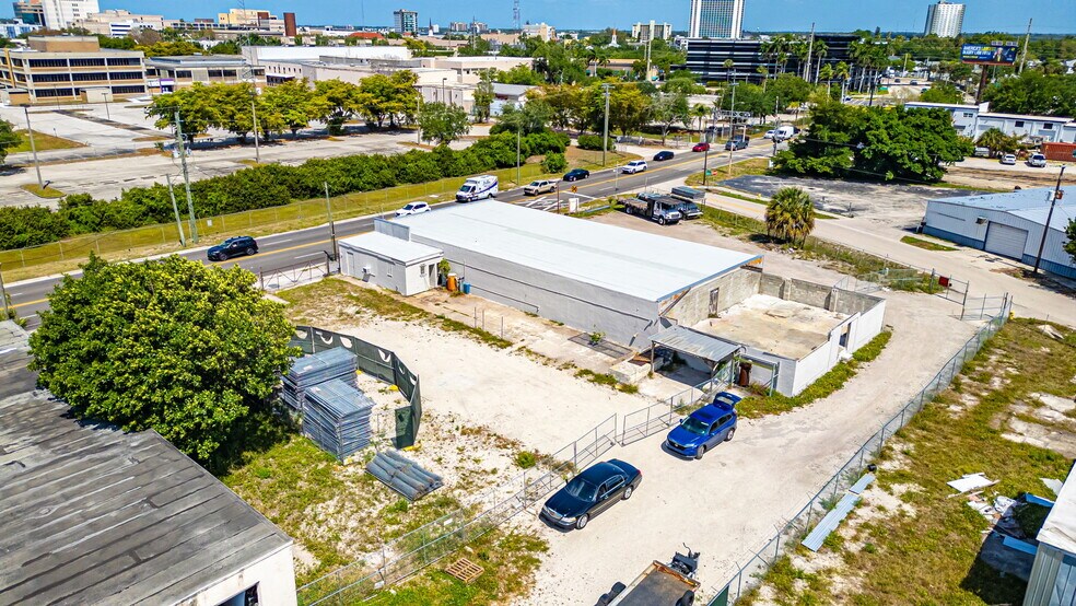 More Photos Of 2111 Fowler St, Fort Myers Warehouse For Sale