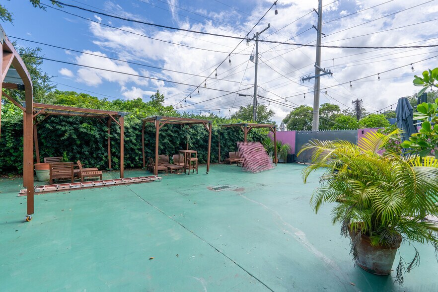 More Photos Of 294 NW 54th St, Miami Showroom For Lease