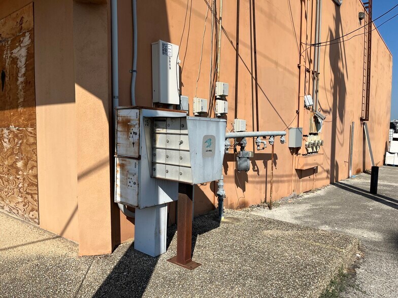 More Photos Of 3911-3929 E IH-10, San Antonio Light Manufacturing For Lease