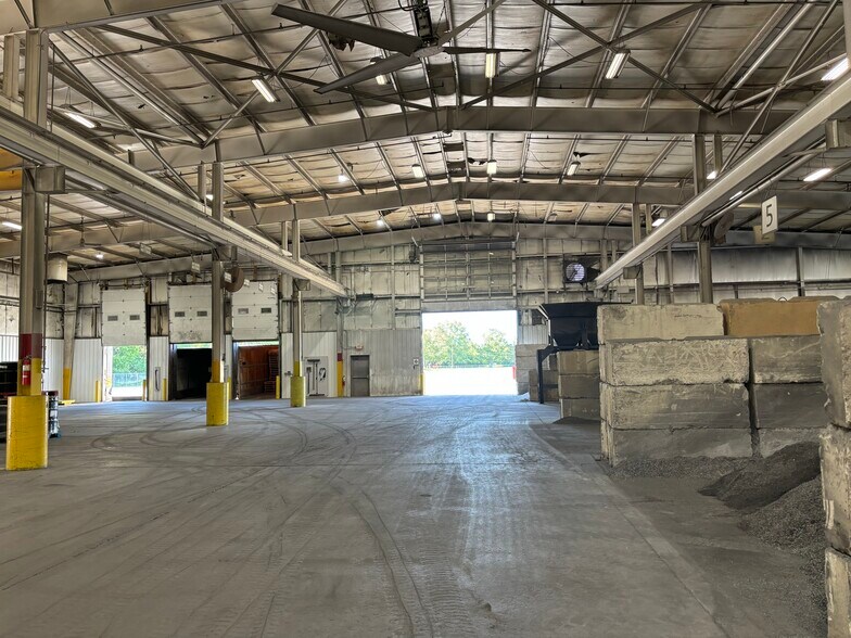 More Photos Of 2703 W 9th St, Marion Industrial For Lease