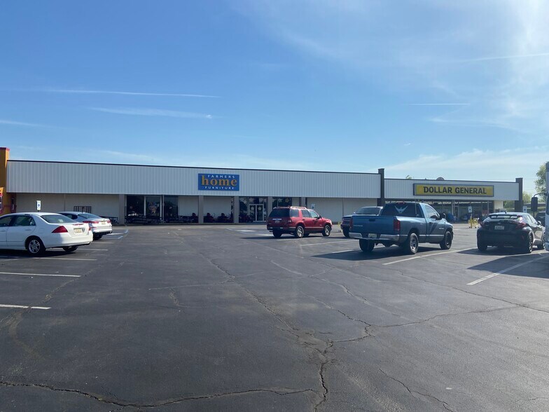 More Photos Of 15304 Court St, Moulton General Retail For Lease