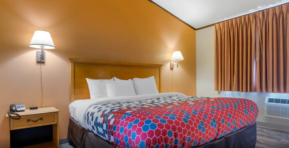 More Photos Of 2050 S US 41, Marquette Hotel For Sale