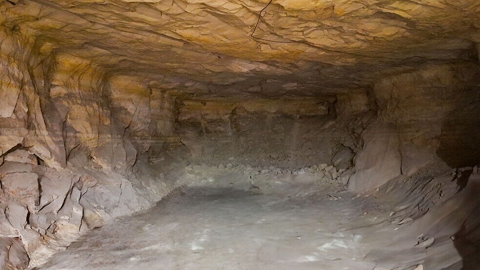 More Photos Of 20 Cave Industrial dr, Crystal City Industrial For Lease