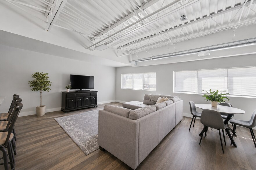 More Photos Of 460 Coventry Ln, Crystal Lake Apartments For Sale
