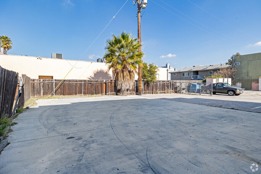 More Photos Of 4333-4335 W 147th St, Lawndale Office For Sale