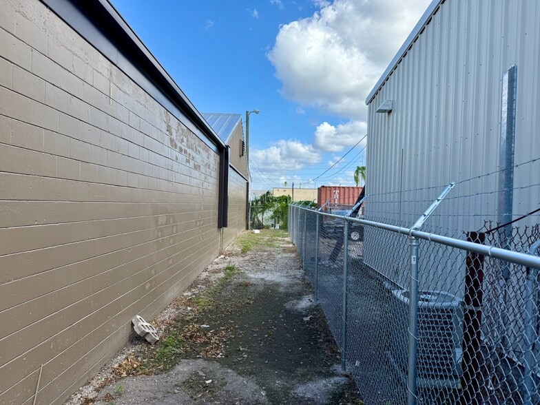 More Photos Of 2403 E 4th Ave, Tampa Warehouse For Lease