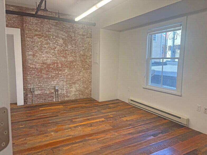 More Photos Of 96 Penhallow St, Portsmouth Storefront Retail Office For Lease