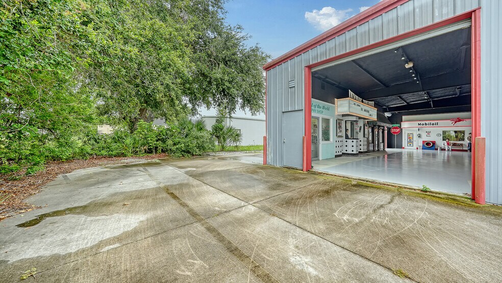 More Photos Of 2111 Whitfield Park Dr, Sarasota Showroom For Sale