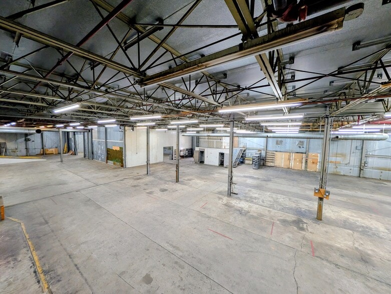 More Photos Of 20 N Front St, Bally Distribution For Sale