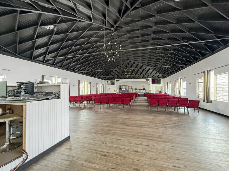 More Photos Of 7101 Menlo Ave, Los Angeles Specialty For Sale