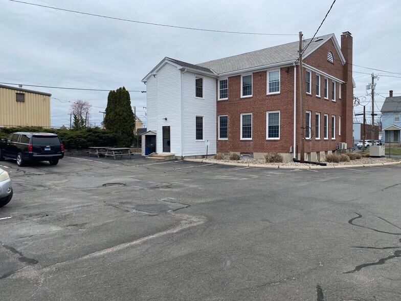 More Photos Of 675 Oakwood Ave, West Hartford Office For Lease