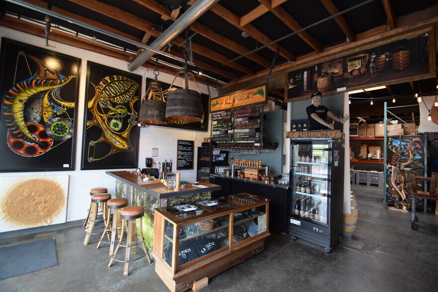 More Photos Of 30 SW Century Dr, Bend Warehouse For Lease