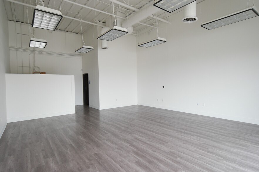 More Photos Of 2860 E Vineyard Ave, Oxnard Storefront Retail Office For Lease