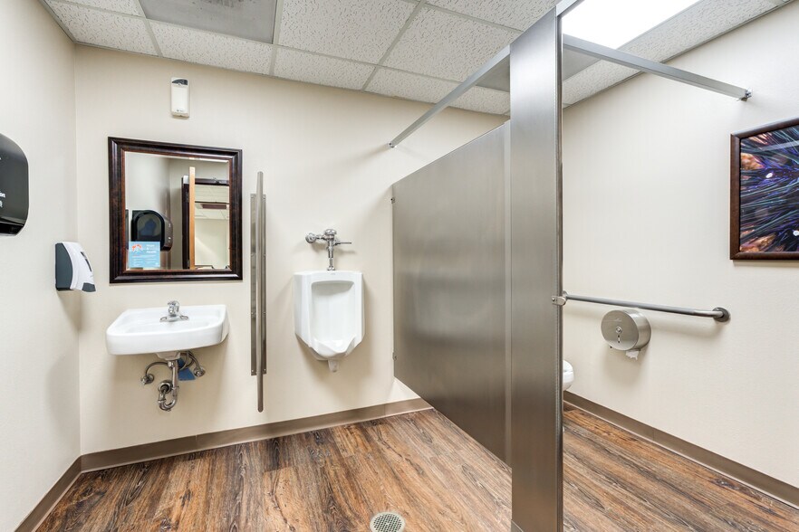 More Photos Of 3802-3806 Interstate 27, Lubbock Office For Sale