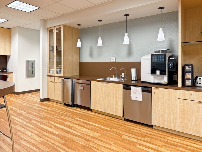 More Photos Of 1990 Main St, Sarasota Coworking Space