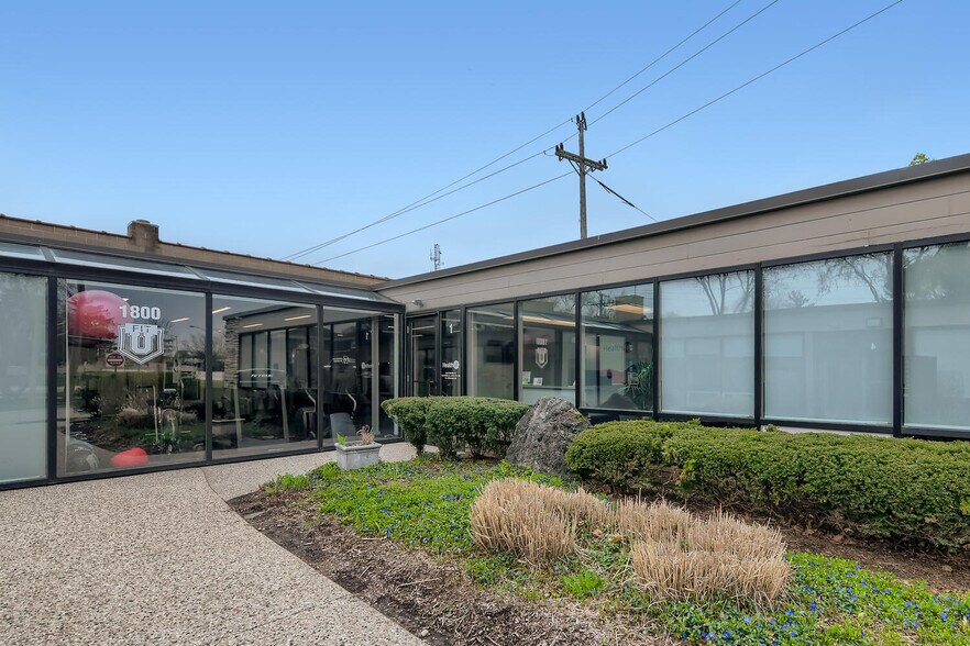 More Photos Of 1800 E Northwest Hwy, Arlington Heights Office For Lease