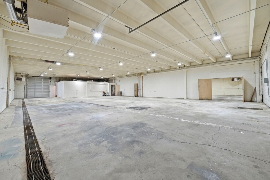 More Photos Of 2513-2515 E Willamette Ave, Colorado Springs Manufacturing For Lease