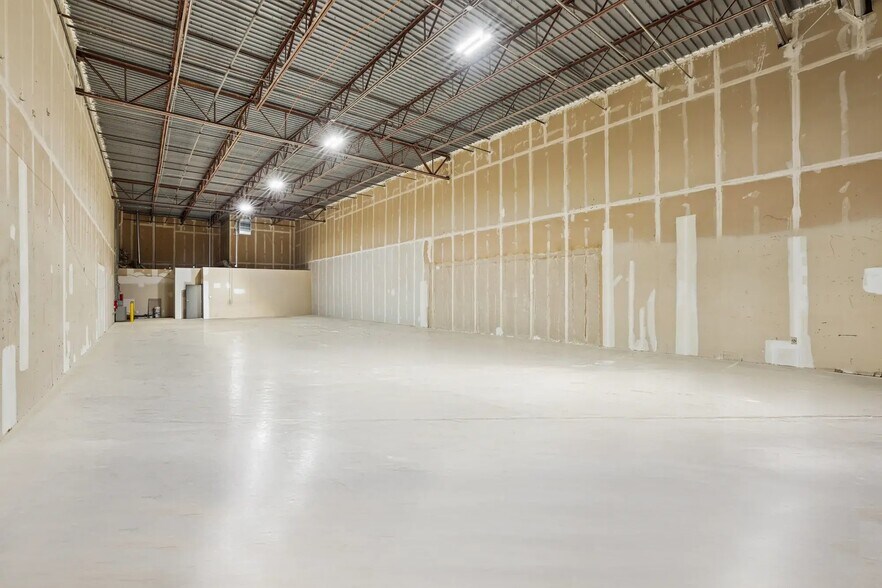 More Photos Of 1665 Lakes Pky, Lawrenceville Distribution For Lease