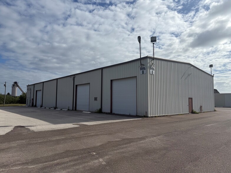 More Photos Of 12625 40th St N, Clearwater Warehouse For Lease